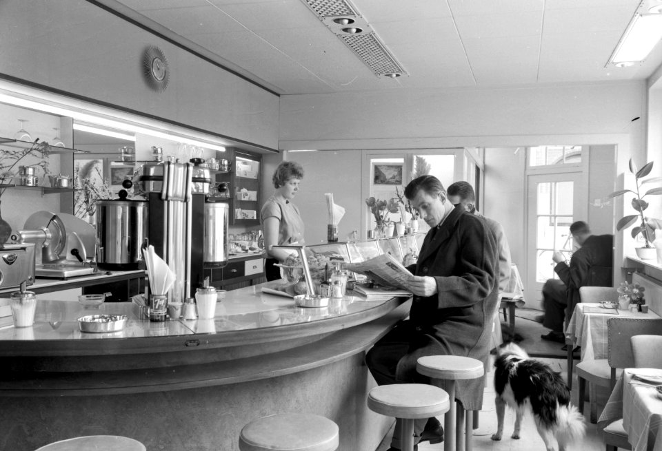 HUA-153689-Interieur van de "N.S.-corner" (koffieshop) van het N.S.-station Haarlem te Haarlem- bar