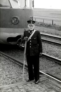 HUA-164339-Afbeelding van de conducteur tijdens een speciale rit voor NS personeel ter gelegenheid van de electrificatie van de spoorlijnen in Limburg bij een sp