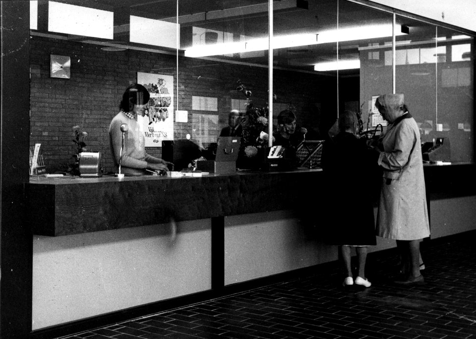 HUA-152448-Interieur van het N.S.-station Eindhoven te Eindhoven- loketten