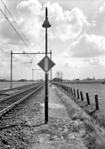 HUA-153944-Afbeelding van het waarschuwingsbord "stroomafnemers omhoog" van de N.S. bij Roosendaal