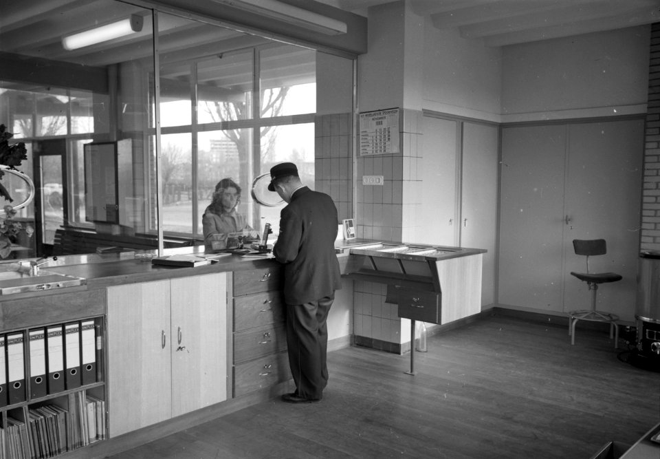 HUA-152502-Interieur van het N.S.-station Kerkrade Centrum te Kerkrade- plaatskaartenkantoor
