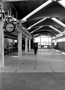 HUA-152633-Interieur van de hal in het N.S.-station Schiedam-Rotterdam West te Schiedam