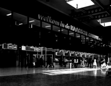 HUA-152446-Interieur van het N.S.-station Den Haag C.S. te Den Haag- hal