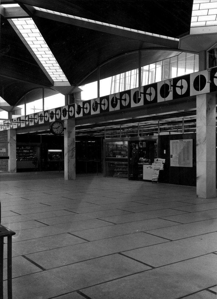HUA-152627-Interieur van de hal van het N.S.-station Schiedam-Rotterdam West te Schiedam