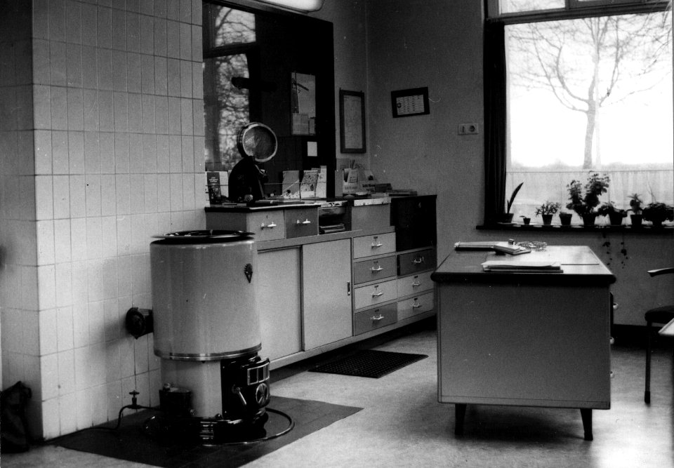 HUA-152619-Interieur van het N.S.-station Scheemda te Scheemda- plaatskaartenkantoor met loket