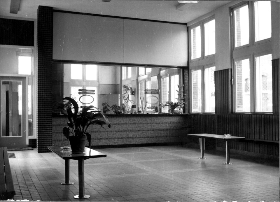 HUA-152506-Interieur van de hal met loketten in het N.S.-station Kesteren te Kesteren