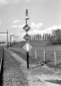 HUA-153940-Afbeelding van waarschuwingsborden van de NS voor overgang van het Belgische stroomsysteem naar het Nederlandse bij Roosendaal