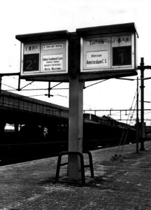 HUA-153958-Afbeelding van de vertrekborden (Centrale Treinaanwijzer, CTA) op het 1e perron van het N.S.-station Amersfoort te Amersfoort