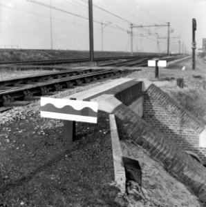 HUA-153948-Afbeelding van een waarschuwingsbord van de N.S. voor een brugovergang in de spoorlijn bij Delft