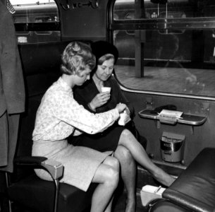 HUA-152869-Afbeelding van twee koffiedrinkende dames in een trein van de N.S