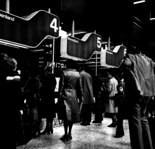 HUA-152457-Interieur van het N.S.-station Den Haag te Den Haag- reizigers aan het loket