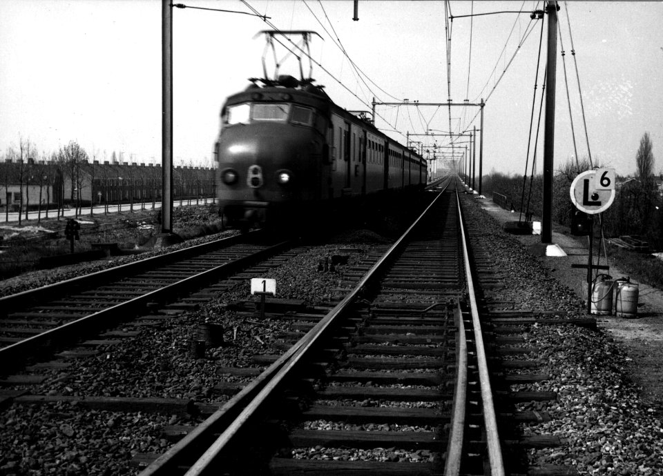 HUA-153950-Afbeelding van een electrisch treinstel mat. 1954 (plan F, G) van de N.S. bij Culemborg met rechts een L-bord voor tijdelijke snelheidsbeperking
