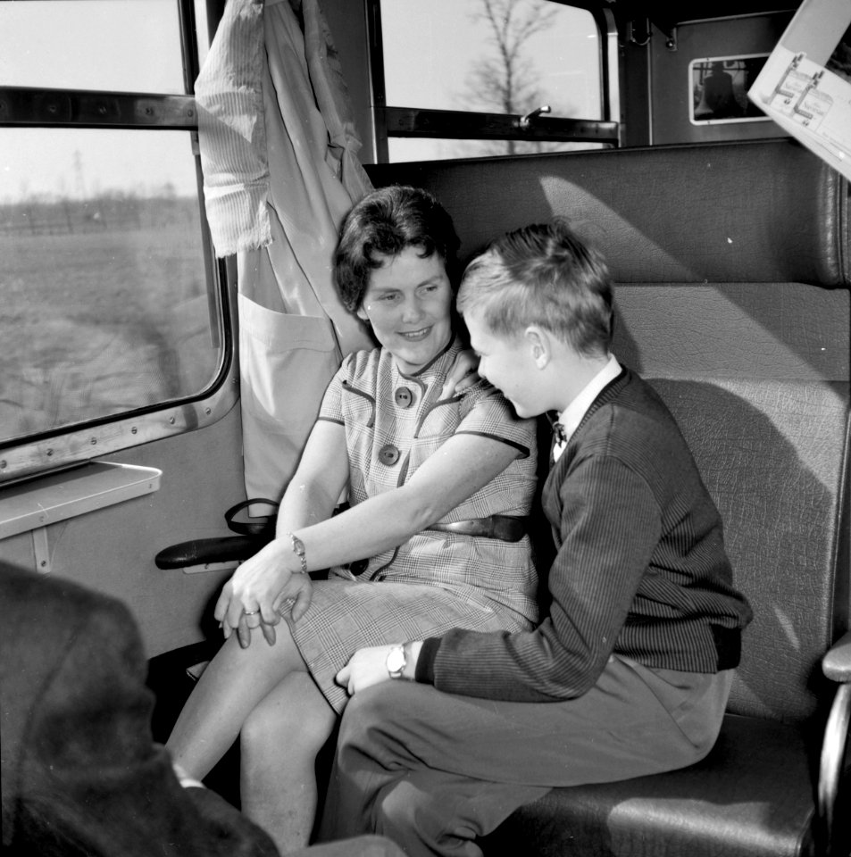 HUA-152863-Afbeelding van een moeder met haar zoon in een trein van de N.S