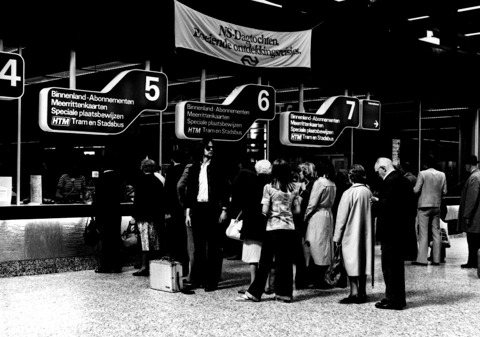 HUA-152452-Interieur van het N.S.-station Den Haag te Den Haag- loketten