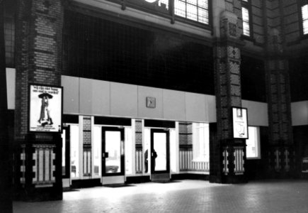 HUA-152515-Interieur van de hal met uitgang in het N.S.-station Leeuwarden te Leeuwarden