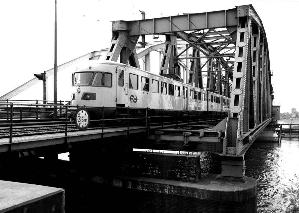 HUA-153646-Gezicht op de spoorbrug over de IJssel bij Zutphen met een diesel electrisch treinstel DE 2 Blauwe Engel serie 161 186 van de NS