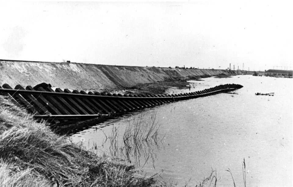 HUA-152846-Afbeelding van de verzakte spoorlijn nabij de Sloedam kort na de watersnoodramp Op de achtergrond het inmiddels herstelde baanlichaam