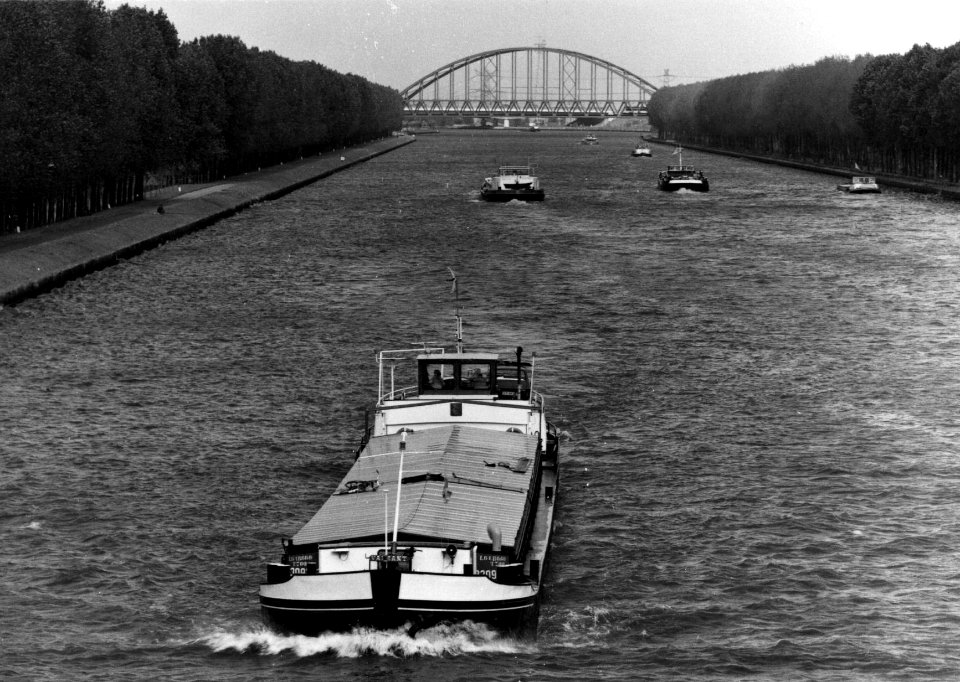HUA-153639-Gezicht op het Amsterdam-Rijnkanaal bij Weesp met diverse schepen en op de achtergrond de spoorbrug