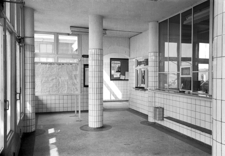 HUA-152511-Interieur van het NS station Kruiningen Yerseke te Kruiningen hal met loketbalie