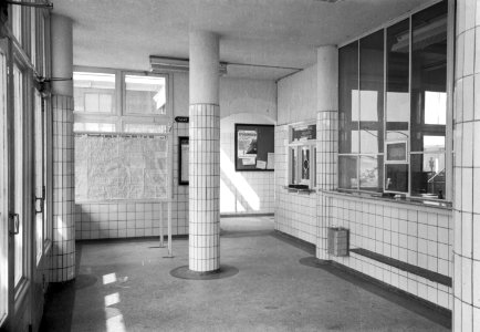 HUA-152511-Interieur van het NS station Kruiningen Yerseke te Kruiningen hal met loketbalie