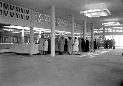 HUA-152518-Interieur van het N.S.-station Leiden te Leiden- hal met loketten