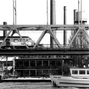 HUA-153659-Gezicht op de spoorbrug over het Amsterdam-Rijnkanaal bij Utrecht (spoorlijn Amsterdam-Utrecht, "DEMKA-brug") met een electrisch treinstel plan V (mat. 1964) van de N.S
