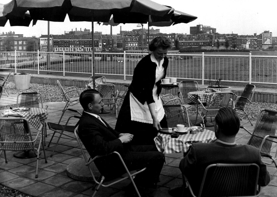 HUA-153713-Gezicht op het terras van het N.S.-station Rotterdam Hofplein te Rotterdam