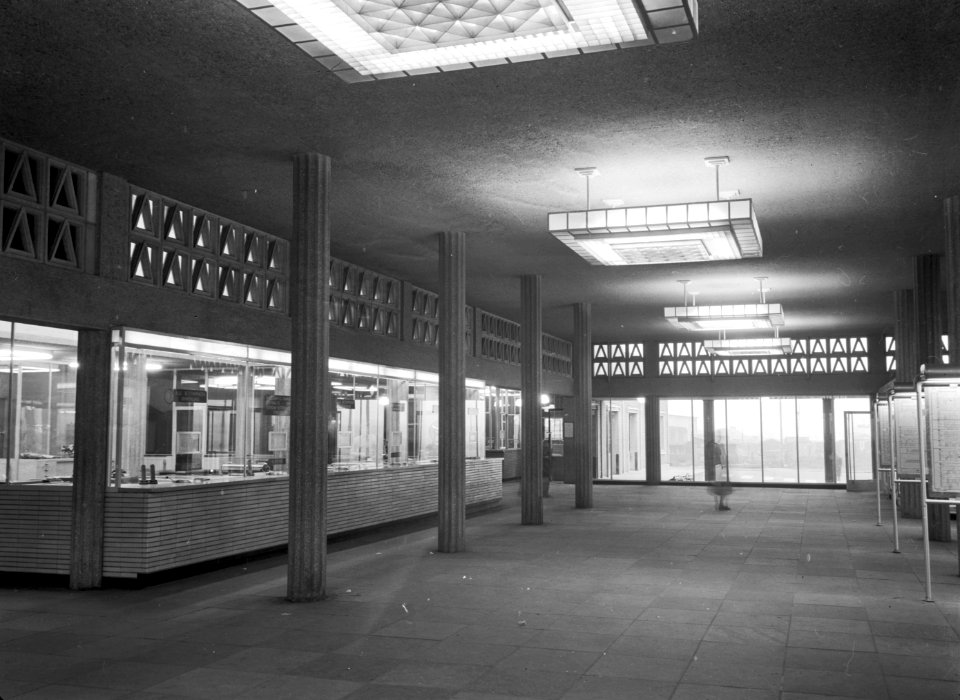 HUA-152520-Interieur van de hal in het NS station Leiden te Leiden