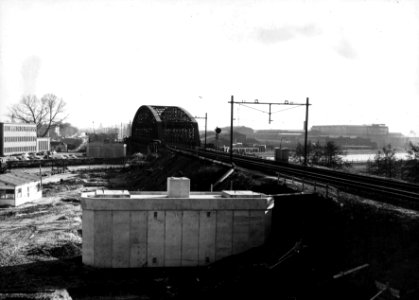 HUA-153592-Gezicht op de in aanbouw zijnde spoorbrug over het Amsterdam-Rijnkanaal in de spoorlijn Amsterdam-Utrecht te Utrecht met daarnaast de oude "DEMKA-brug". Rechts op de achtergrond de fabrieken van Werks photo