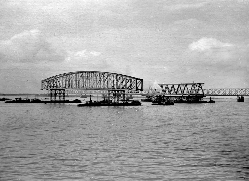 HUA-152690-Gezicht op het uitvaren van een oud gedeelte van de Moerdijkbrug