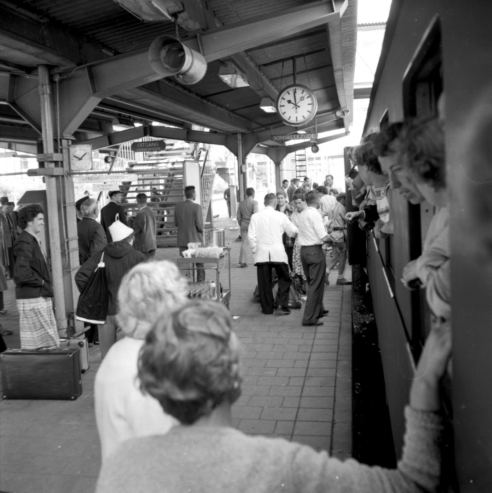 HUA-153787-Afbeelding van de verkoop van koffie op het perron van het N.S.-station Arnhem te Arnhem