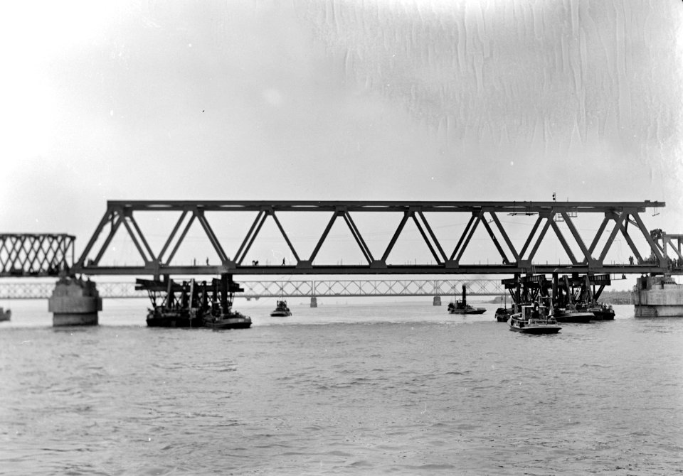 HUA-152688-Gezicht op het invaren van een nieuw gedeelte van de Moerdijkbrug