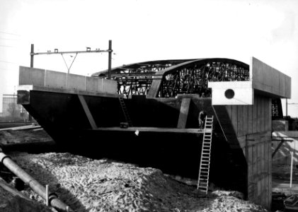 HUA-153590-Afbeelding van het in aanbouw zijnde oostelijke landhoofd voor de nieuwe spoorbrug over het Amsterdam Rijnkanaal te Utrecht spoorlijn Amsterdam Utrech photo