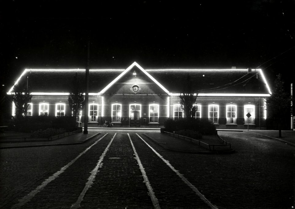 HUA-153816-Gezicht op het verlichte N.S.-station Groningen Halte te Groningen. N.B. De naam Groningen Halte is later gewijzigd in Groningen Noord