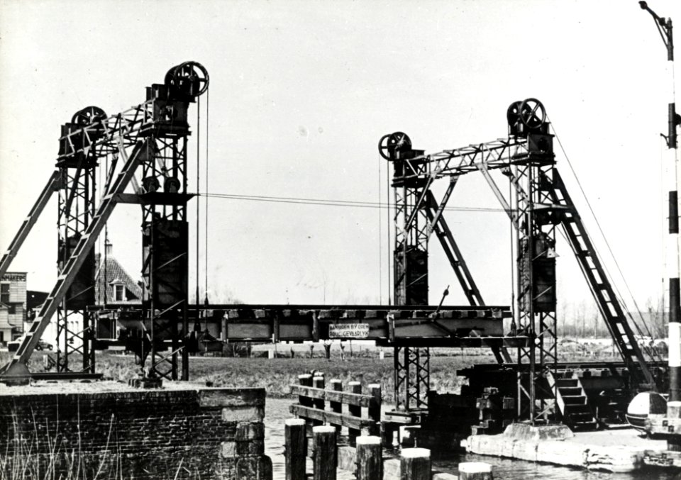 HUA-153608-Gezicht op de spoorbrug (hefbrug) over de Zuid-Willemsvaart bij Veghel