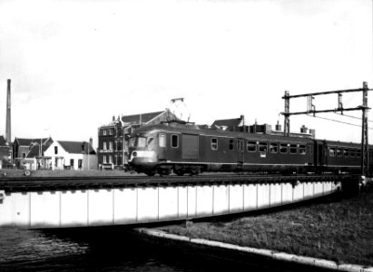 HUA-153634-Afbeelding van een electrisch treinstel mat. 1940 (ELD-5) van de N.S. op de draaibrug over de Vlaardingervaart te Vlaardingen