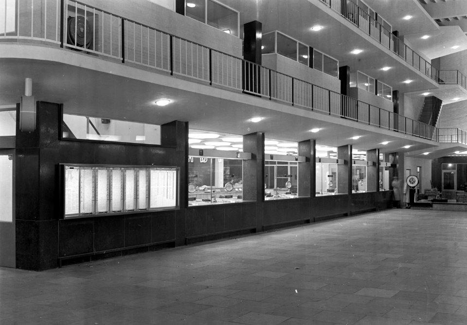 HUA-152423-Interieur van het NS station Eindhoven te Eindhoven hal en loketten