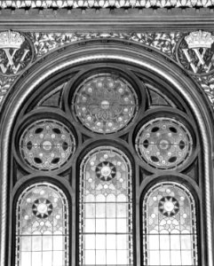 HUA-156673-Afbeelding van de omlijsting en het glas in lood raam met twee gekroonde W s boven de deuren van het trappenhuis in het koninklijk paviljoen van het N