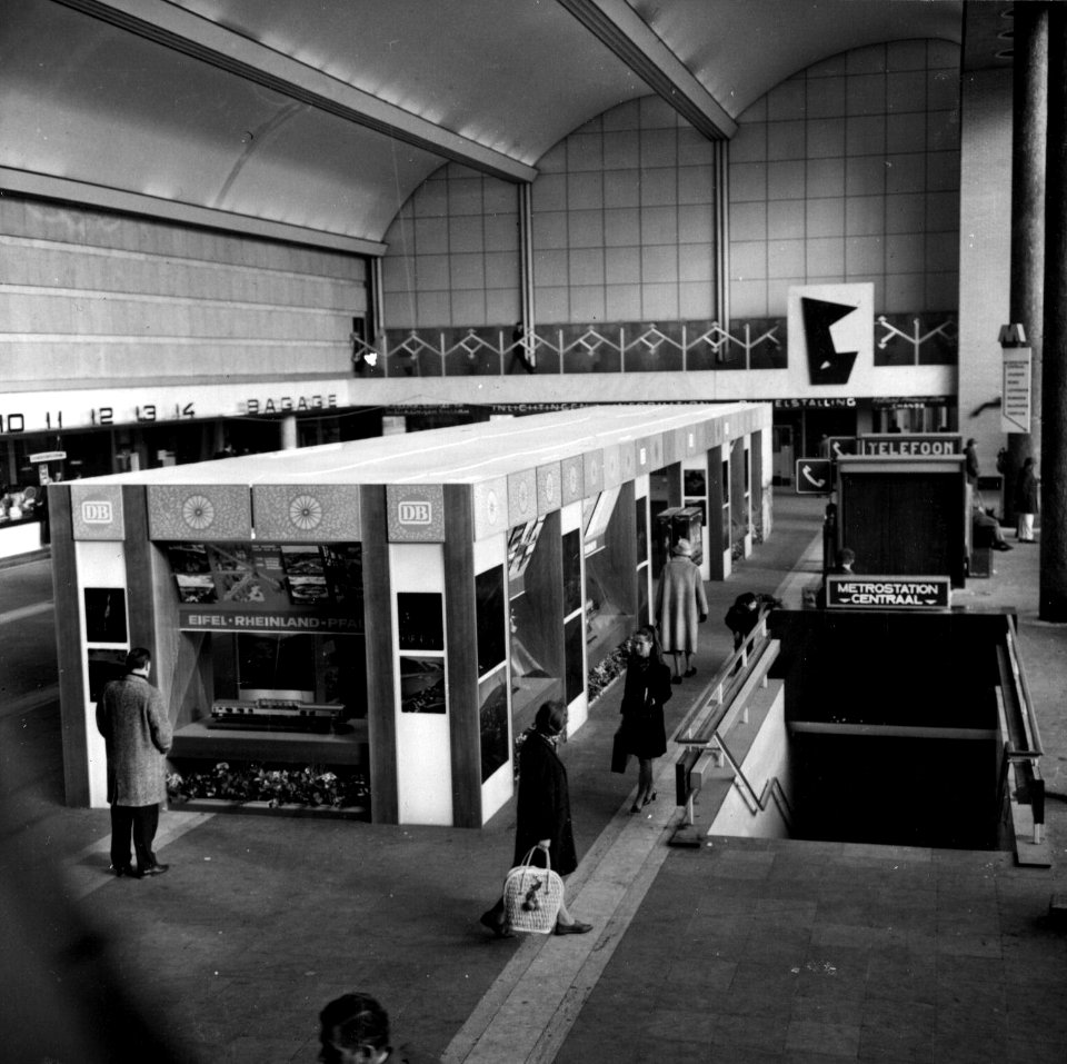 HUA-152605-Interieur van de hal met stand van de DB Deutsche Bundesbahn in het NS station Rotterdam CS te Rotterdam