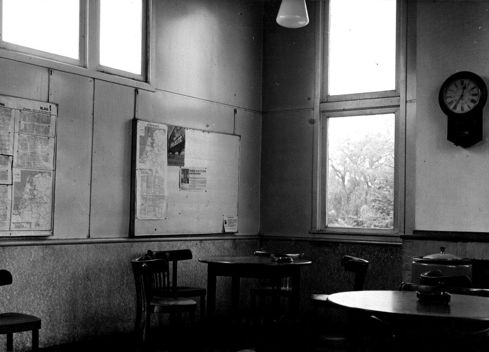 HUA-153705-Interieur van het N.S.-station Leidschendam-Voorburg te Leidschendam- wachtkamer