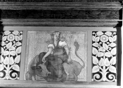 HUA-156670-Afbeelding van een wandschildering voorstellende Europa met de stier, boven de deur van de wachtkamer 1e klasse van het N.S.-station Amsterdam C.S. te Amsterdam