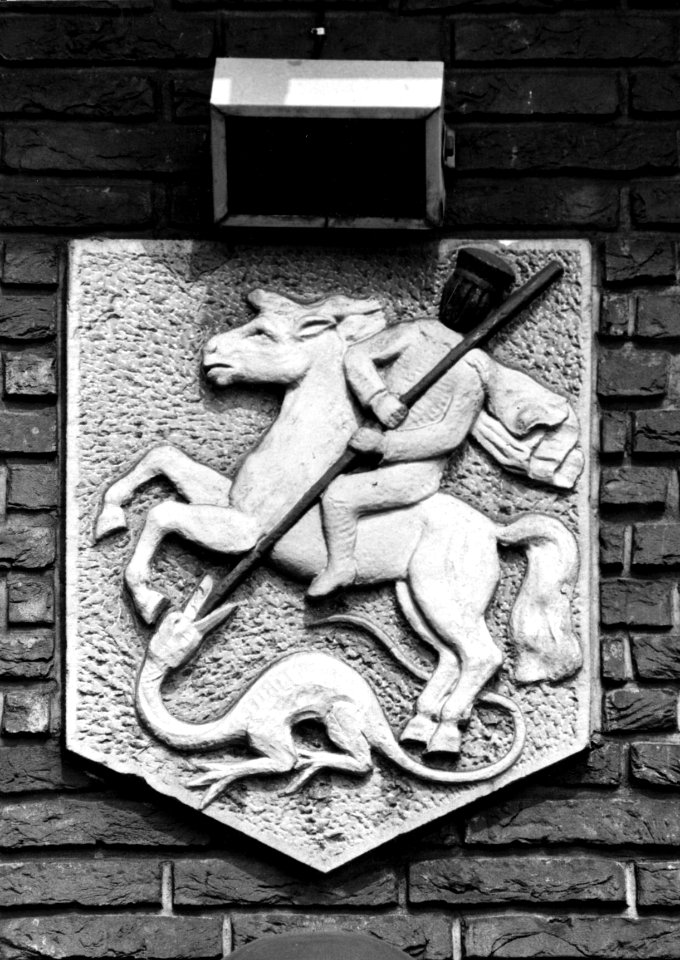 HUA-153987-Afbeelding van een wapen voorstellende St. Joris de Drakendoder aan de voorgevel van het N.S.-station 's-Hertogenbosch te 's-Hertogenbosch