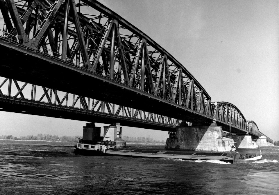 HUA-153681-Gezicht op de spoorbrug over de Waal bij Zaltbommel met daarachter de verkeersbrug