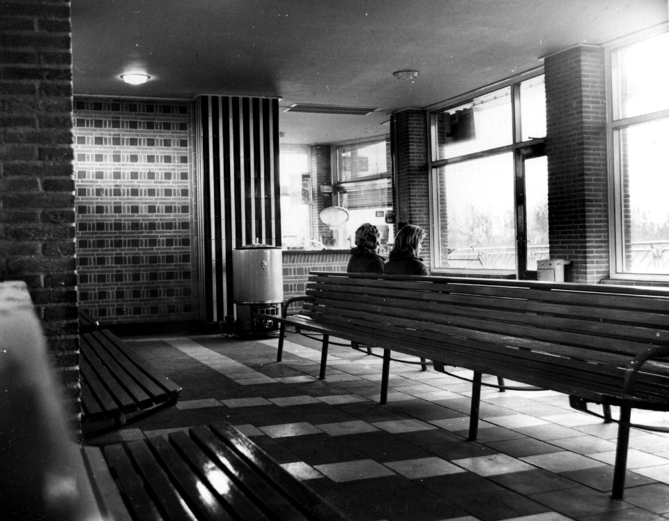 HUA-153743-Interieur van het N.S.-station Zwaagwesteinde te Zwaagwesteinde- wachtkamer met loket