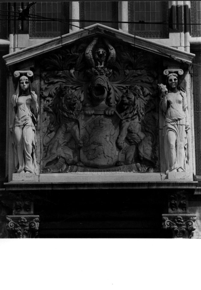 HUA-156648-Afbeelding van het koninklijk wapen aan de voorgevel van het koninklijk paviljoen van het N.S.-station Amsterdam C.S. te Amsterdam