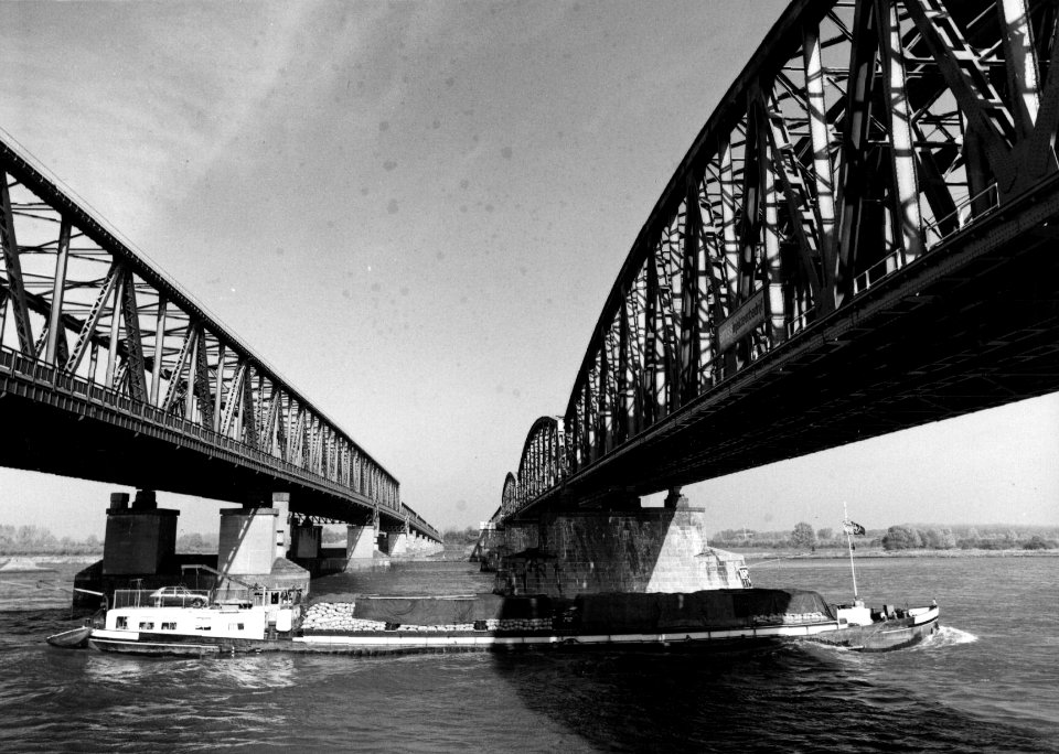HUA-153680-Gezicht op de Waal bij Zaltbommel met links de verkeersbrug en rechts de spoorbrug