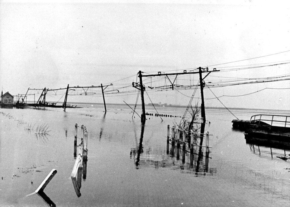 HUA-152838-Afbeelding van de overstroomde spoorlijn bij Lage Zwaluwe kort na de watersnoodramp