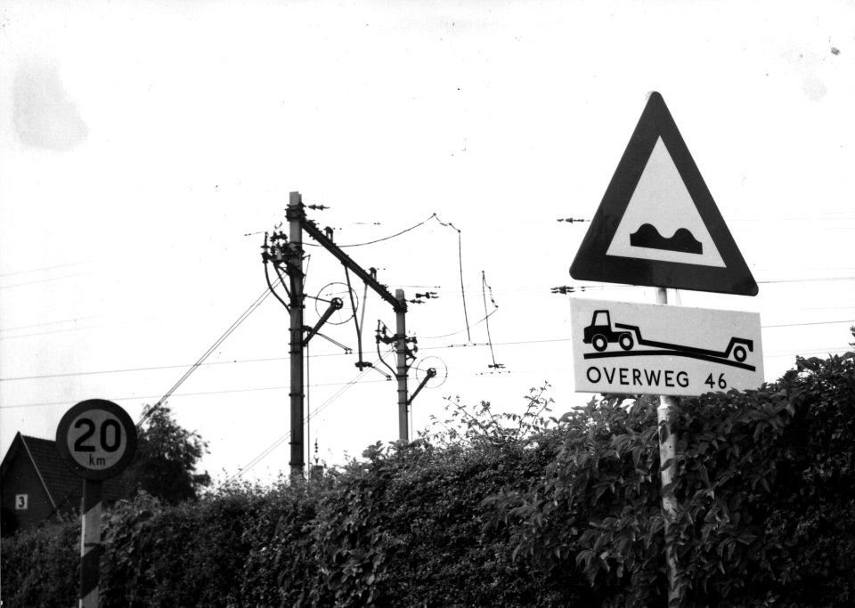 HUA-153947-Afbeelding van het waarschuwingsbord voor aanhangers en diepladers bij de spoorwegovergang in het Houtensepad te Utrecht