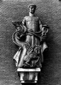 HUA-153978-Detail van de voorgevel van het NS station s Hertogenbosch te s Hertogenbosch charmottebeeld van de god Mercurius met het paard Pegasus door J Uiterwa