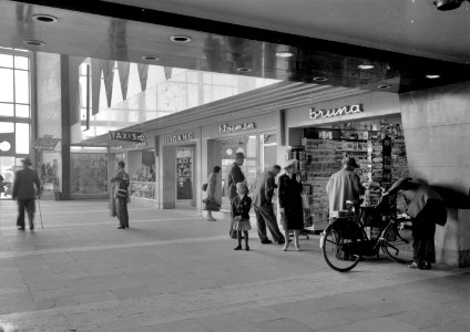 HUA-152571-Interieur van het N.S.-station Rotterdam C.S. te Rotterdam- kiosk in de hal